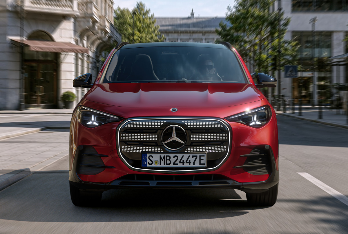 メルセデス・ベンツ「GLA」（レッド）のエクステリア〜フロント正面、走行