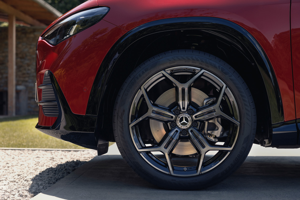 メルセデス・ベンツ「GLA」（レッド）のエクステリア〜フロントホイールとタイヤ