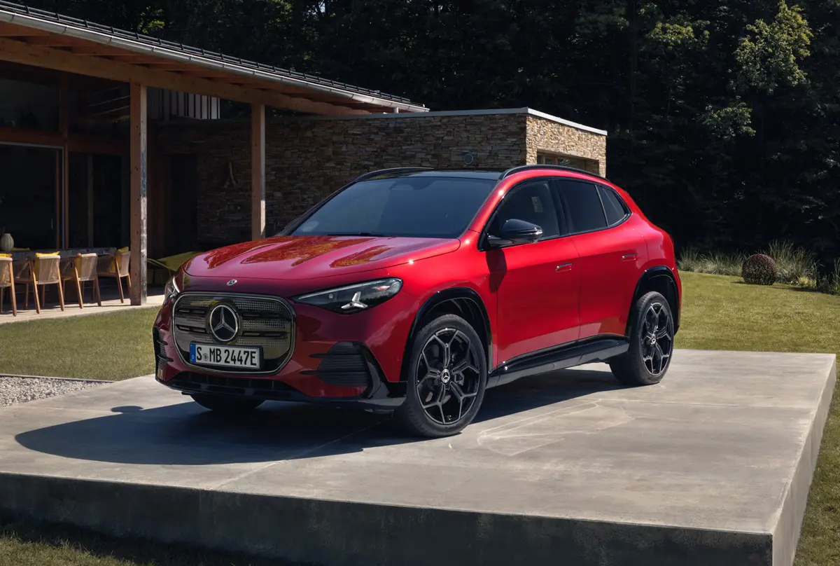 新型メルセデス・ベンツ「GLA」発表。アウディQ4のライバルがキュートかつ「GLルック」へと進化、「最新、最高」の装備を持つ都市型電動SUVへ
