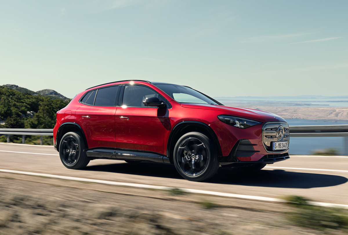 メルセデス・ベンツ「GLA」（レッド）のエクステリア〜フロントサイド、走行