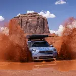 荒野を走るミニ カントリーマンのオフロード仕様車（ティーザー画像）