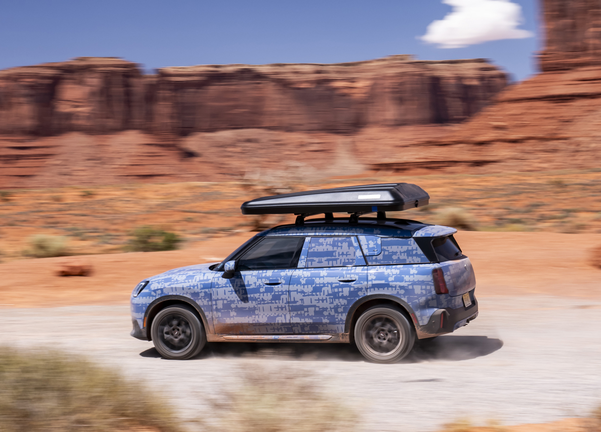 荒野にてテストを行うミニ カントリーマンのオフロード仕様車（ティーザー画像）