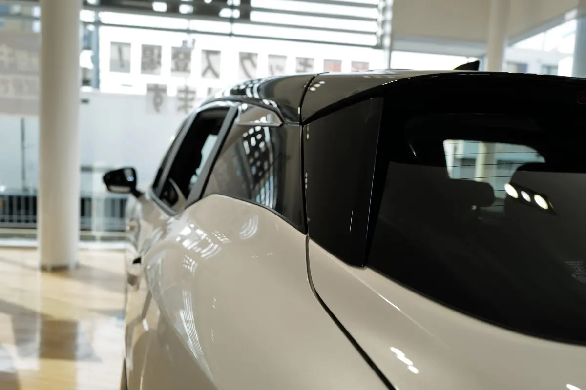 日産キックス(ホワイト)のエクステリア〜リアサイド