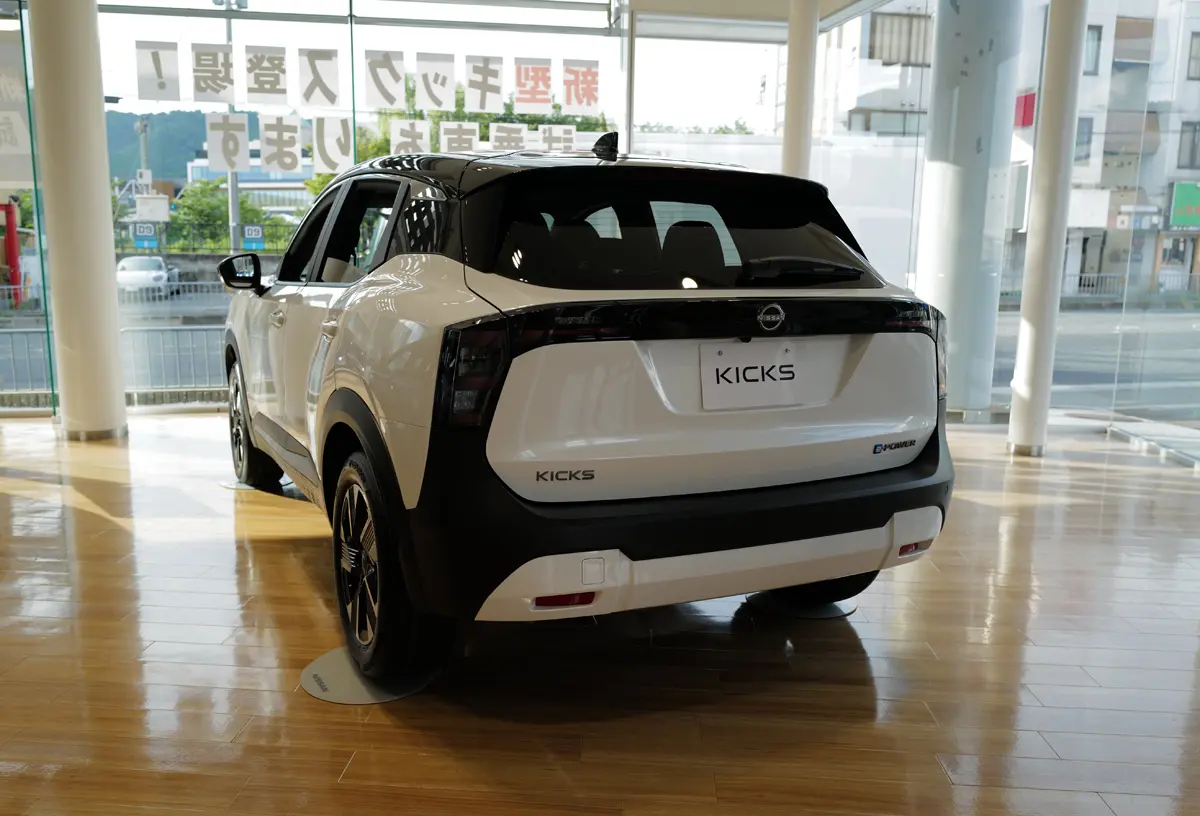 日産キックス(ホワイト)のエクステリア〜リア