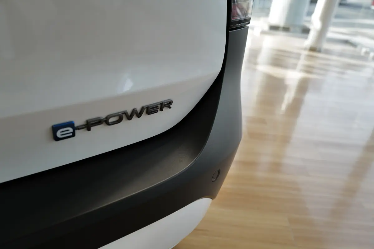 日産キックス(ホワイト)のエクステリア〜グレードバッジ