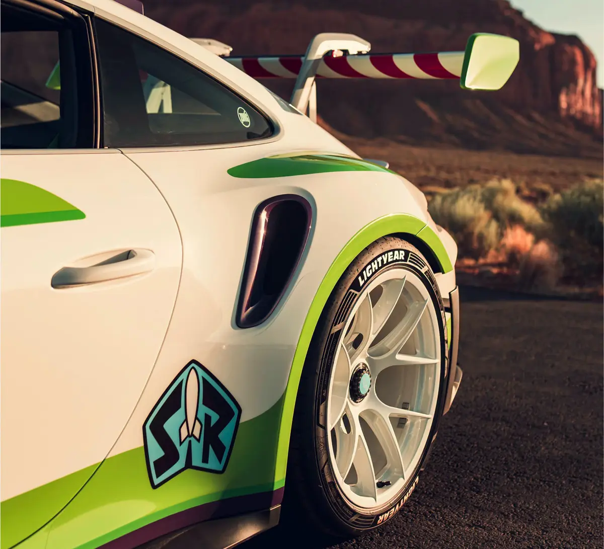 ポルシェ911GT3 RS『トイ・ストーリー』バズ・ライトイヤー仕様〜リヤフェンダー