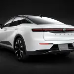 新型トヨタ クラウン クロスオーバーのデザイン画像（ホワイト、ツートンカラー、リア）