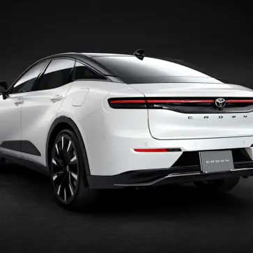 新型トヨタ クラウン クロスオーバーのデザイン画像(ホワイト、ツートンカラー、リア)