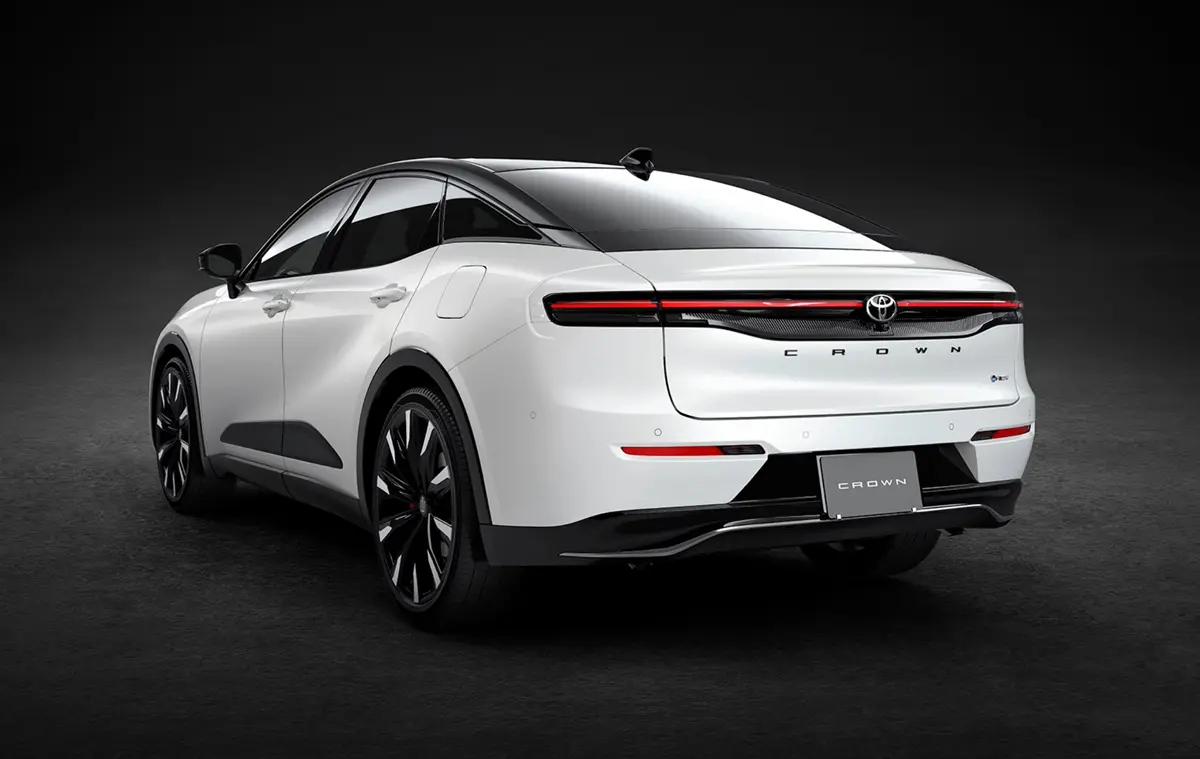 新型トヨタ クラウン クロスオーバーのデザイン画像（ホワイト、ツートンカラー、リア）