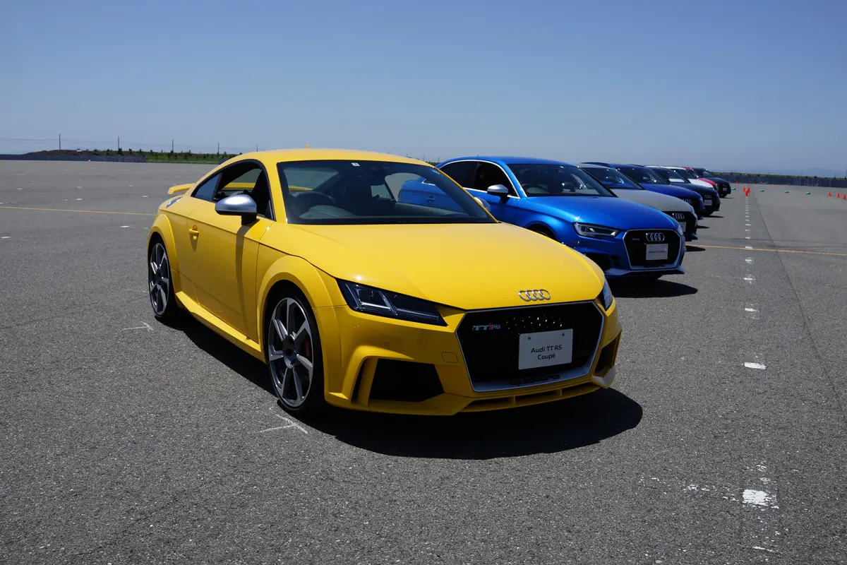 アウディTT RS(イエロー )のエクステリア〜フロント