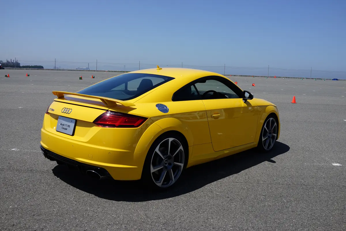 アウディTT RS(イエロー)のエクステリア〜リア