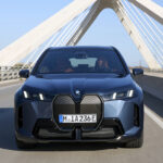 BMW iX（ブルー、走行、正面）