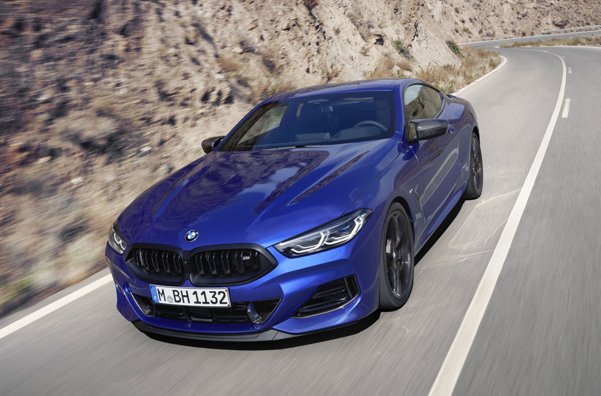 BMW 8シリーズ(クーペ)のエクステリア(ブルー、走行、フロント)