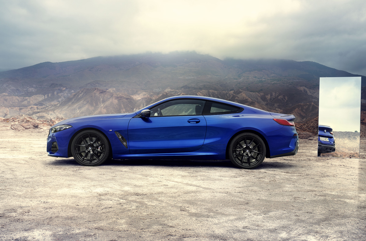 BMW 8シリーズ(クーペ)のエクステリア(ブルー、静止、サイド)