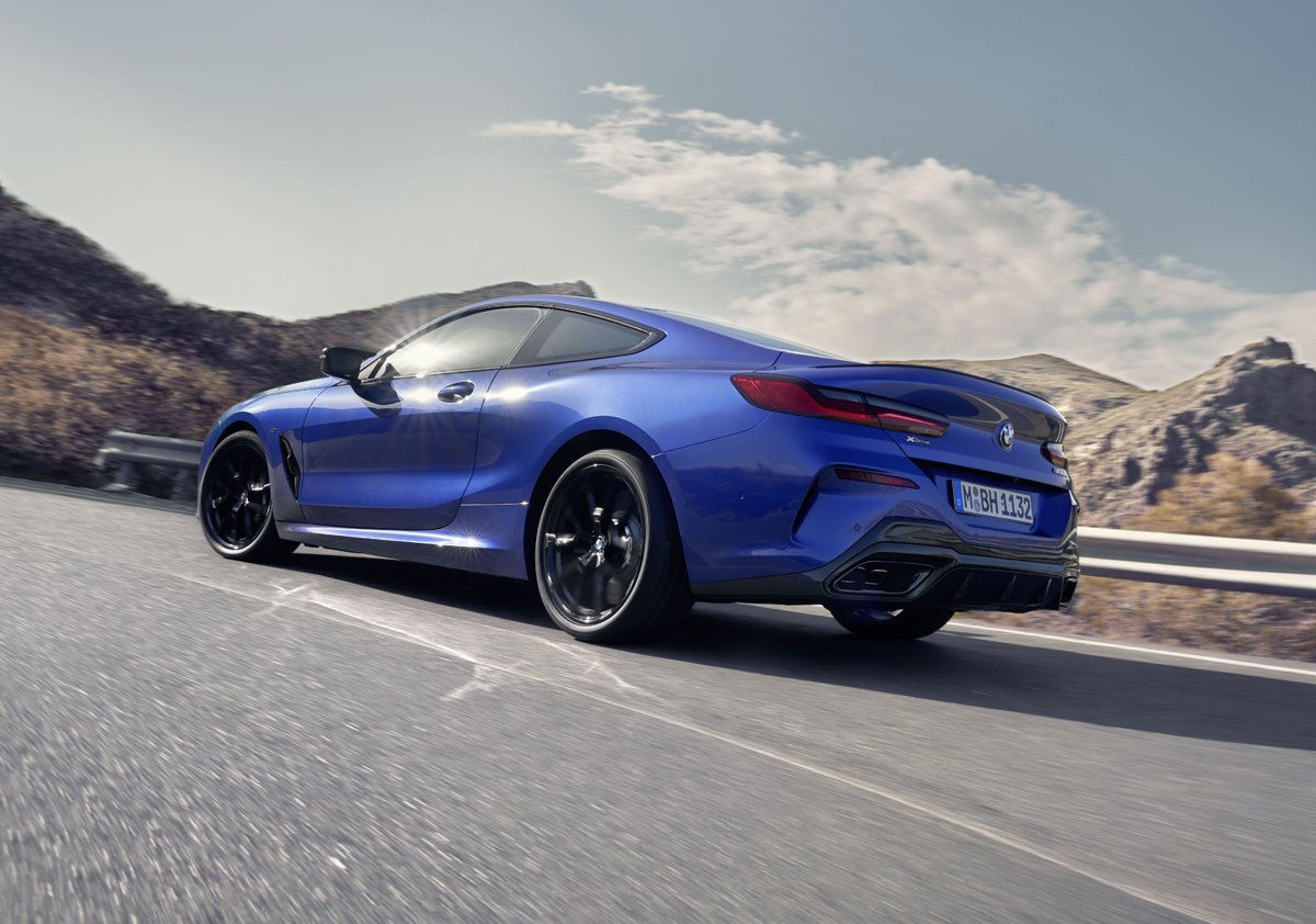 BMW 8シリーズ(クーペ)のエクステリア(ブルー、走行、リア)