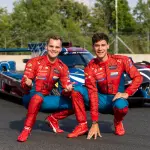 BMW M V8ハイブリッドで戦うドライバーのレーシングスーツ（スパイダーマン）