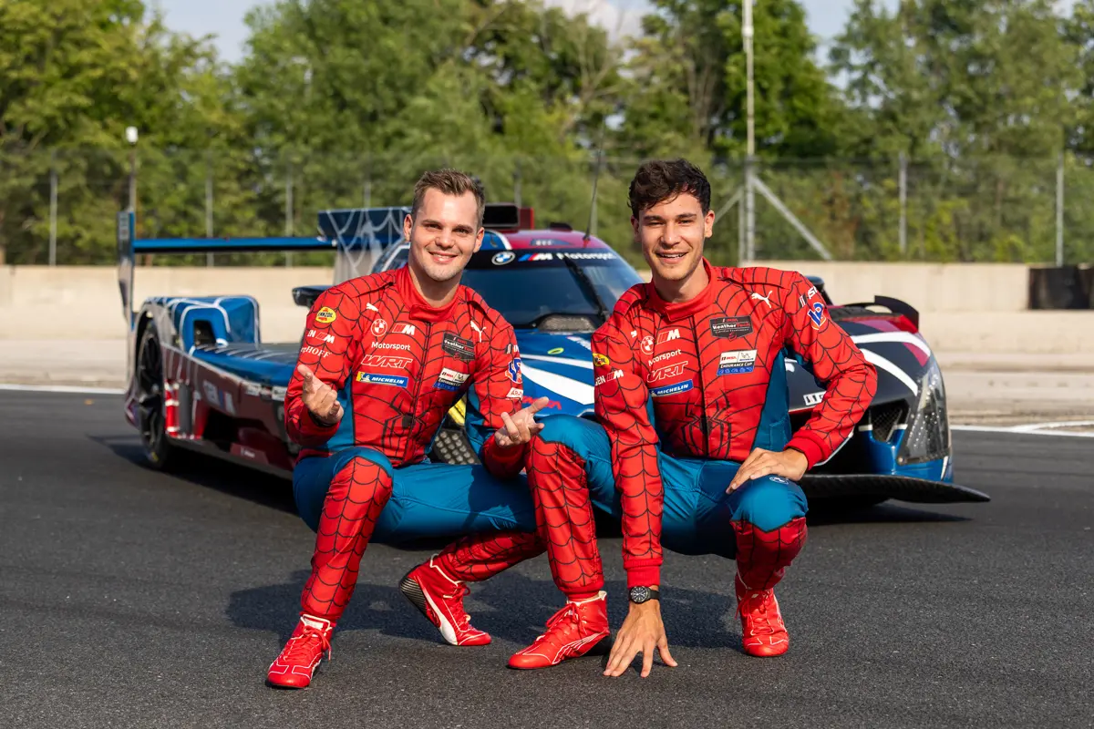 BMW M V8ハイブリッドで戦うドライバーのレーシングスーツ（スパイダーマン）