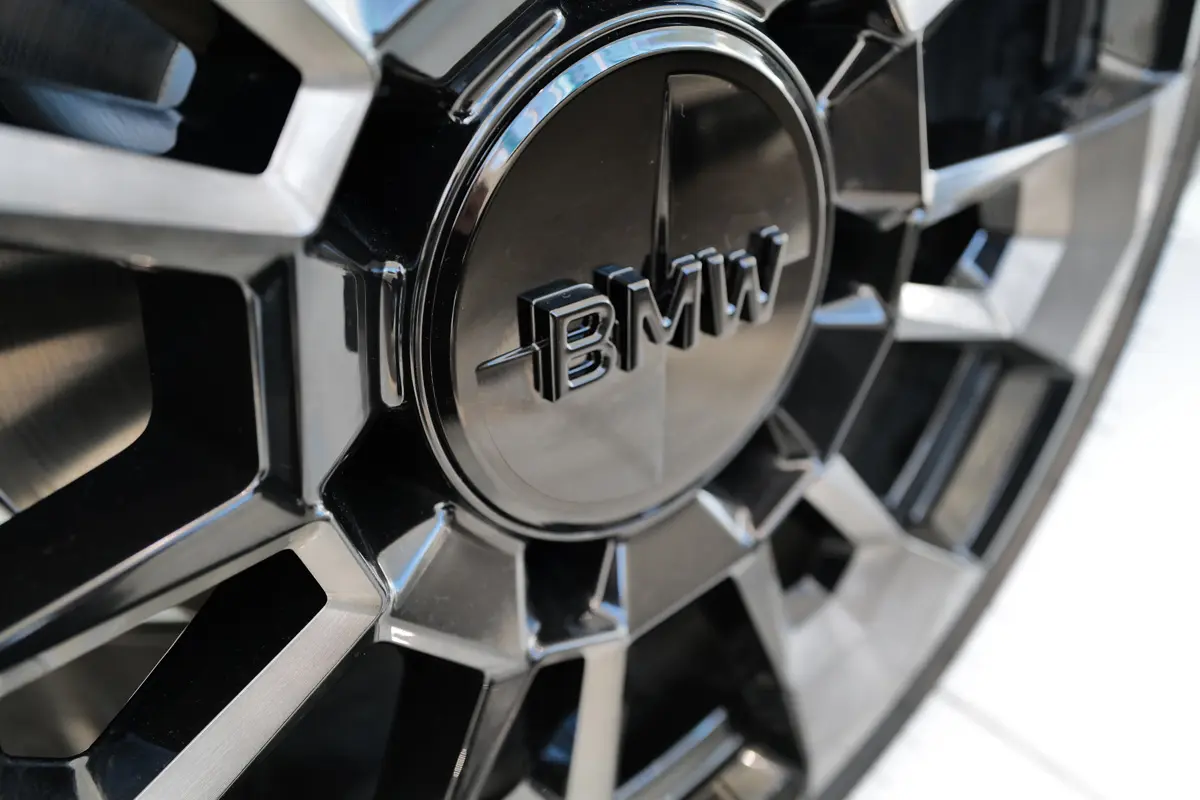 BMW XMのホイールセンターキャップ