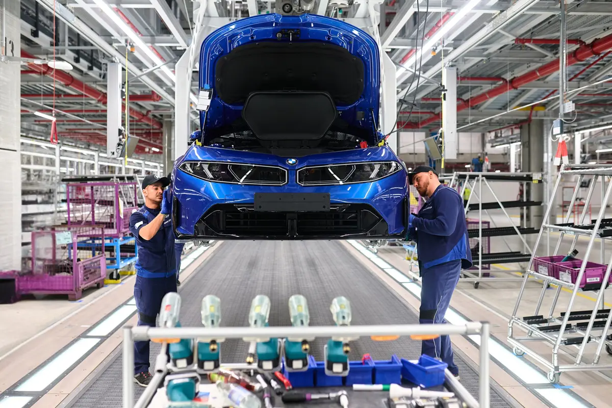 BMW新型「i3」が事前予約の好調を受けて本拠地ミュンヘンで量産開始。先端技術の導入により製造コスト10%削減、同工場は2027年EV専業化へ