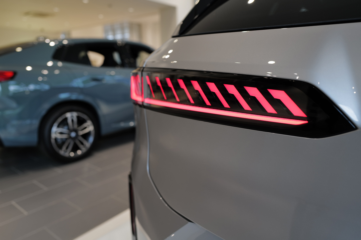 新型BMW iX3のエクステリア〜テールランプ