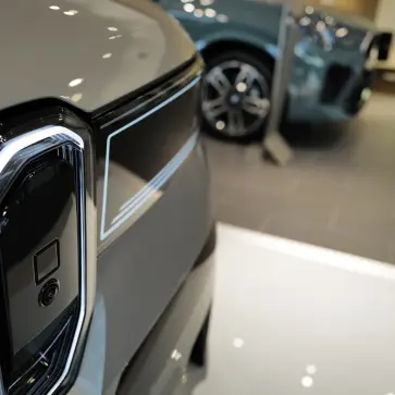 新型BMW iX3のエクステリア（グレー）〜フロント（キドニーグリル）