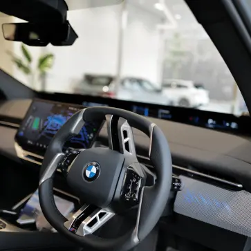 新型BMW iX3のインテリア〜ステアリングホイール