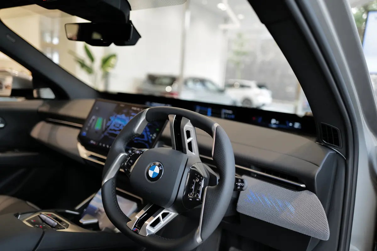 新型BMW iX3のインテリア〜ステアリングホイール