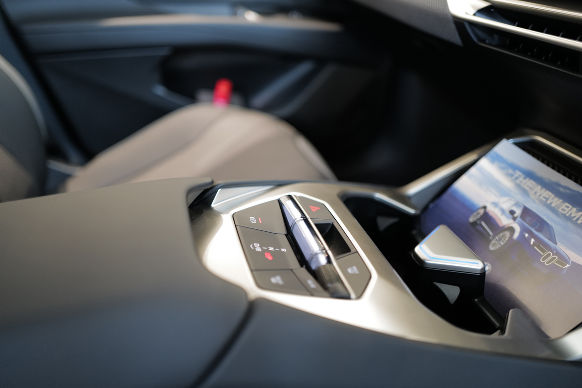 新型BMW iX3のインテリア〜センターコンソール