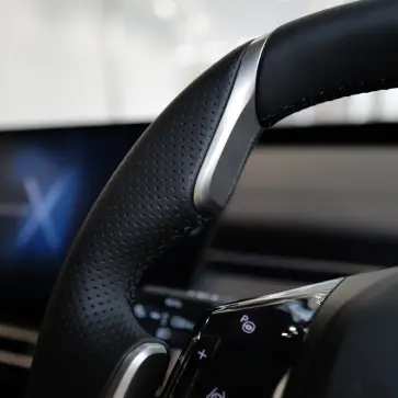 新型BMW iX3のインテリア〜ステアリングホイール