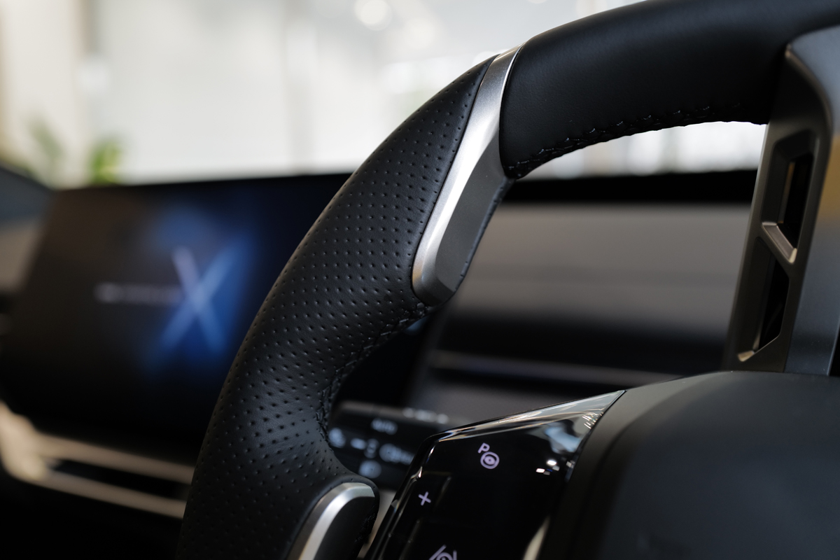 新型BMW iX3のインテリア〜ステアリングホイール