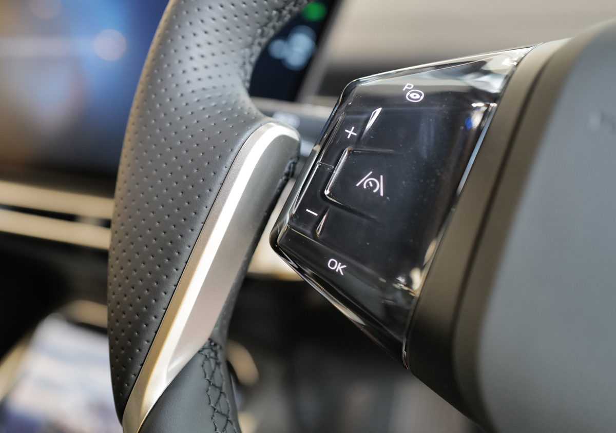 新型BMW iX3のインテリア〜ステアリングホイール