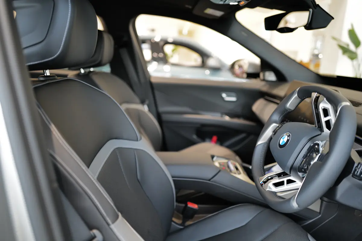 新型BMW iX3のインテリア〜全景