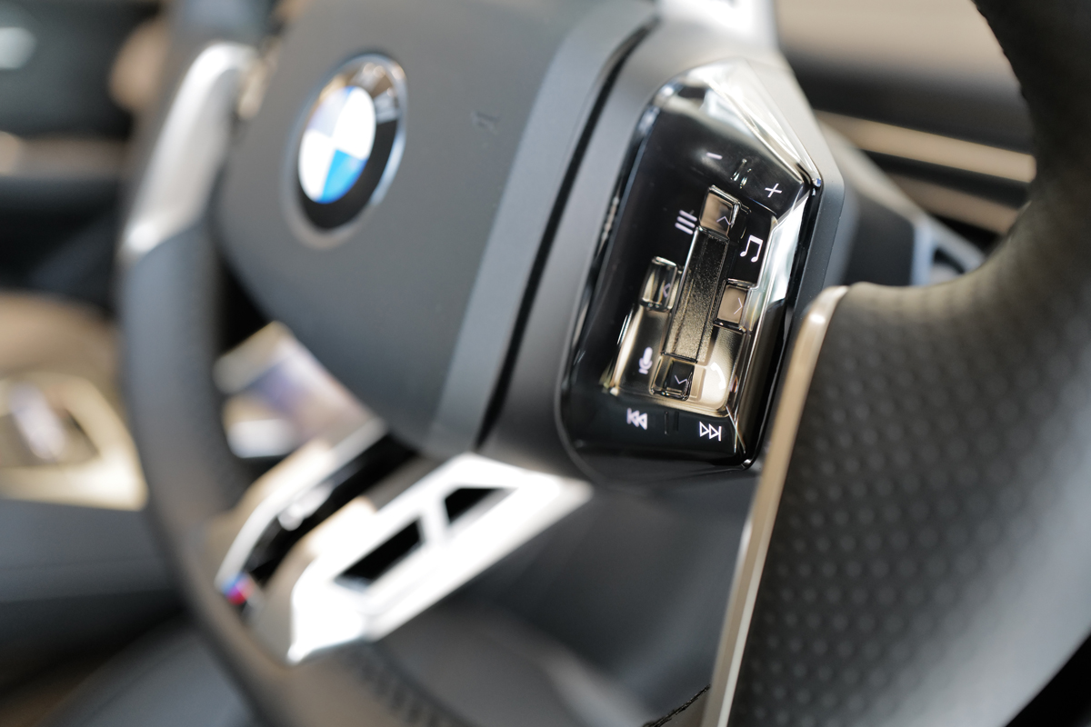 新型BMW iX3のインテリア〜ステアリングホイール