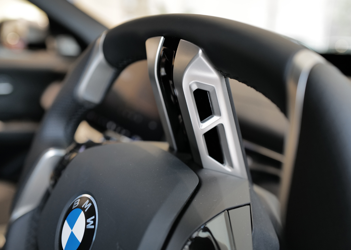 新型BMW iX3のインテリア〜ステリングホイール