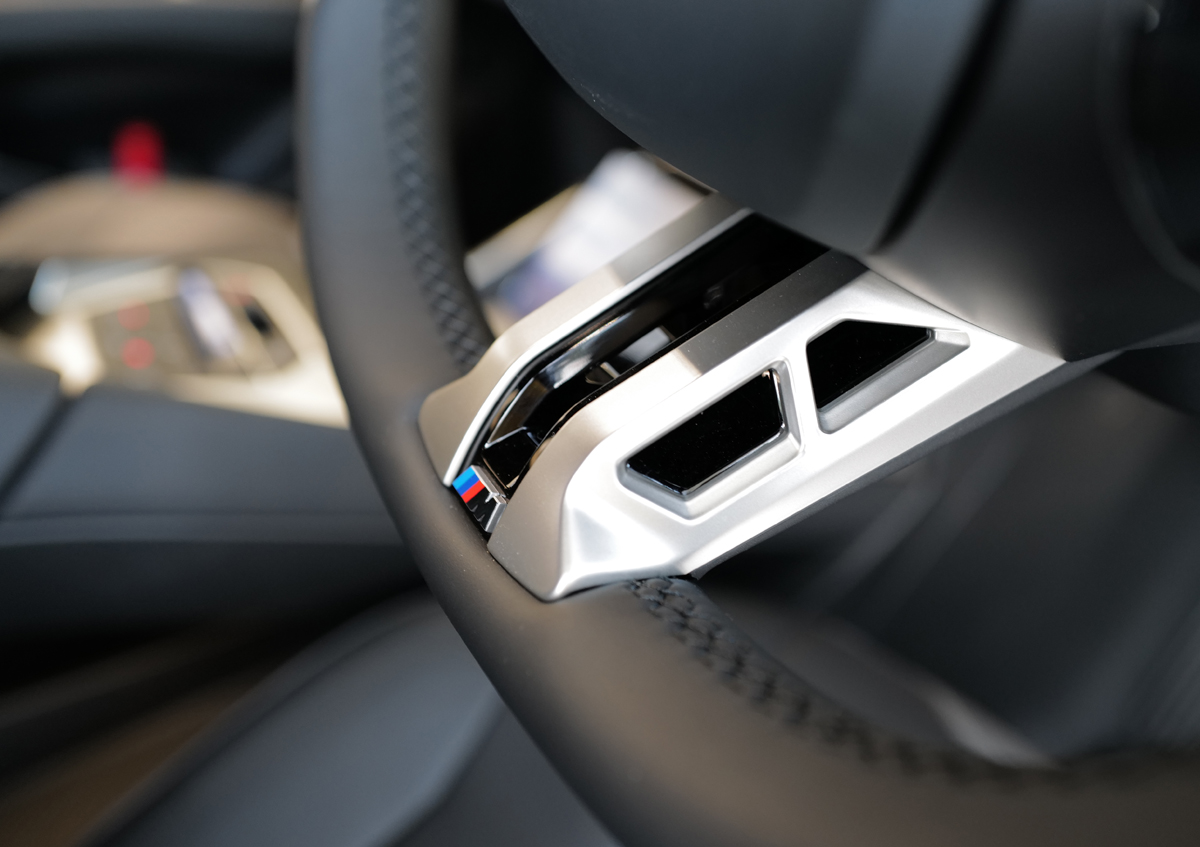 新型BMW iX3のインテリア〜ステリングホイール