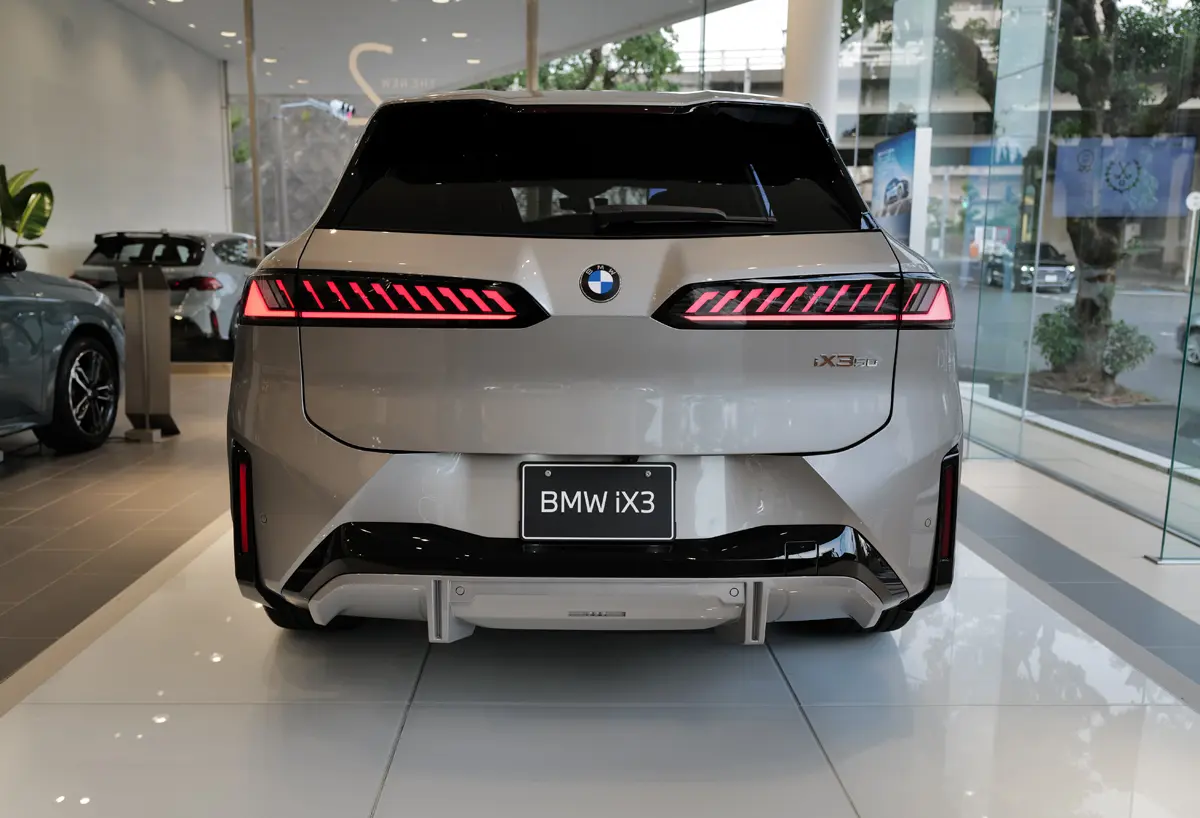 「これまでのBMWから引き継いだものは何もない」。エンブレム、そしてスイッチ、ペダルすらも新しくなったBMW iX3を見てきた（2）