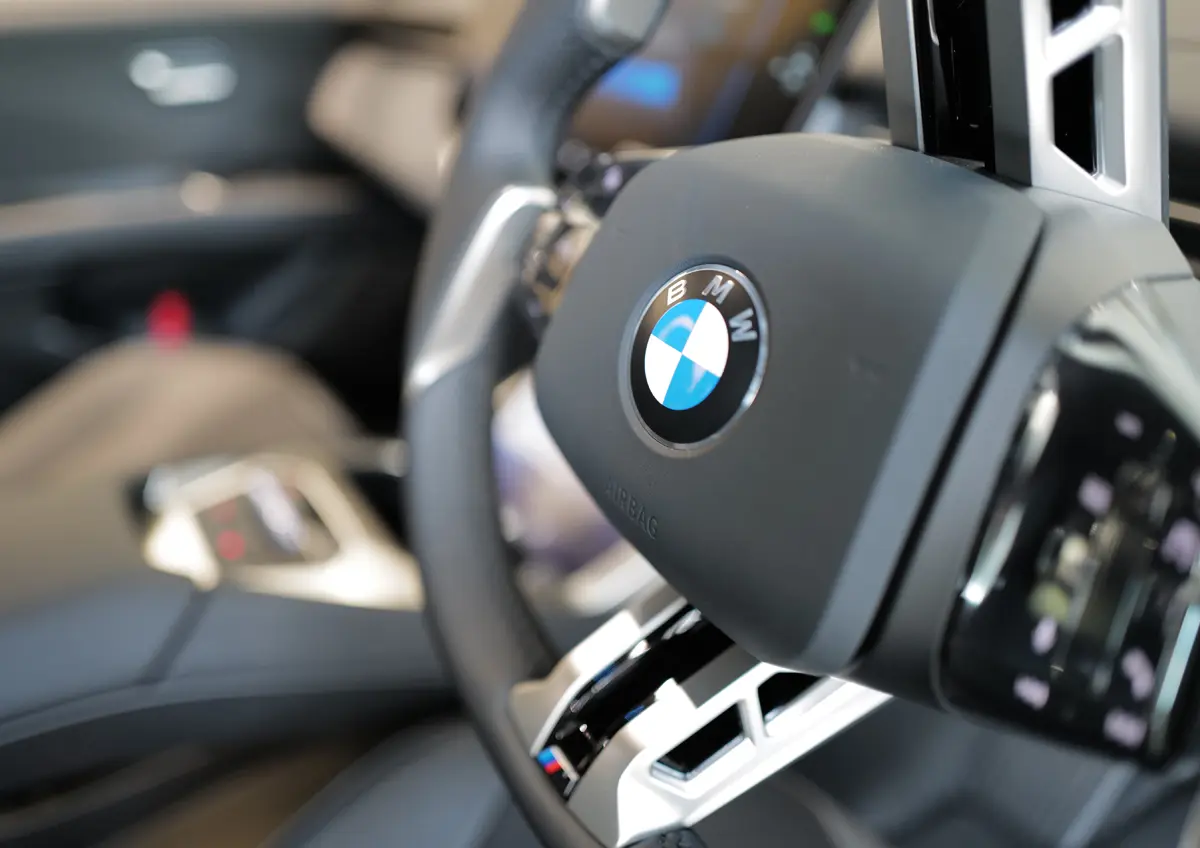 新型BMW iX3のインテリア〜ステアリングホイール