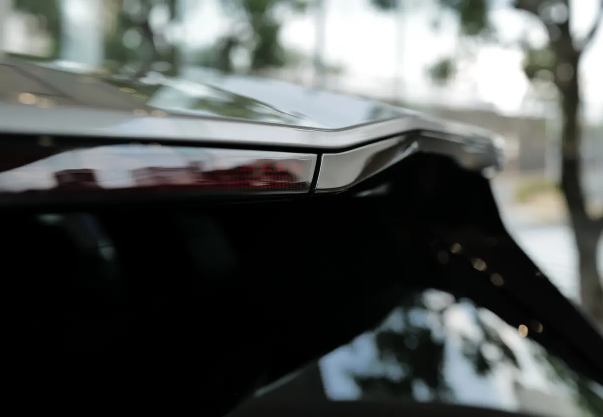 新型BMW iX3のエクステリア（グレー）〜ルーフエンド