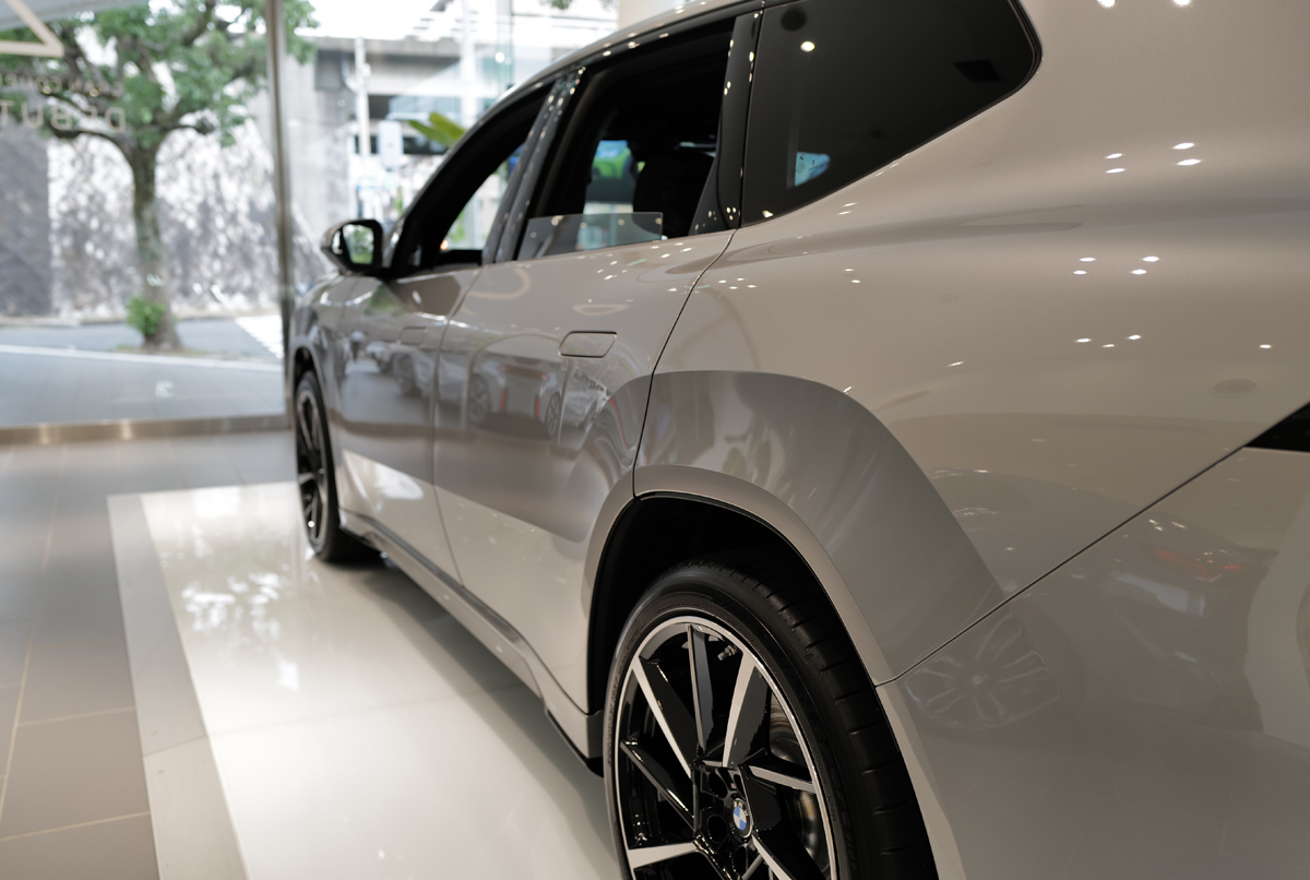 新型BMW iX3のエクステリア（グレー）〜サイド