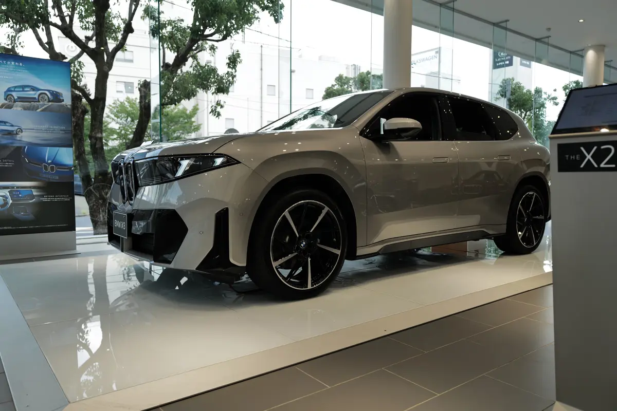 新型BMW iX3のエクステリア（グレー）〜フロントサイド
