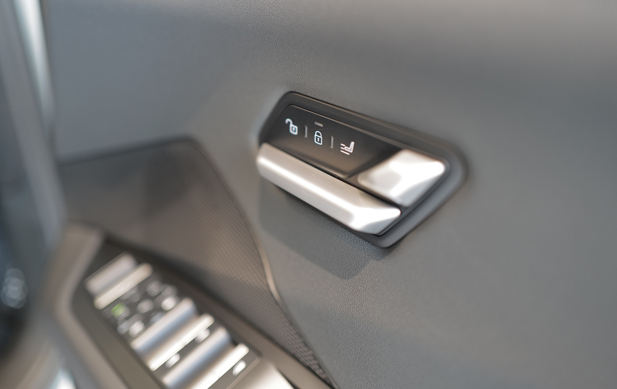 新型BMW iX3のインテリア〜ドアインナーパネル