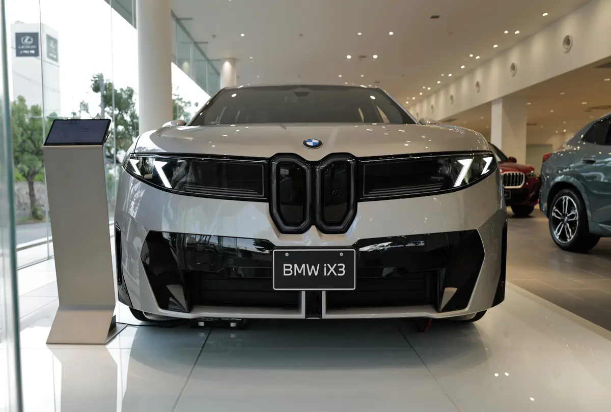新型BMW iX3のエクステリア（グレー）〜フロント正面