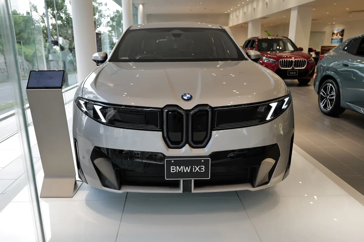 新型BMW iX3のエクステリア（グレー）〜フロント正面