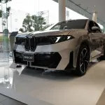 新型BMW iX3のエクステリア（グレー）〜フロントサイド