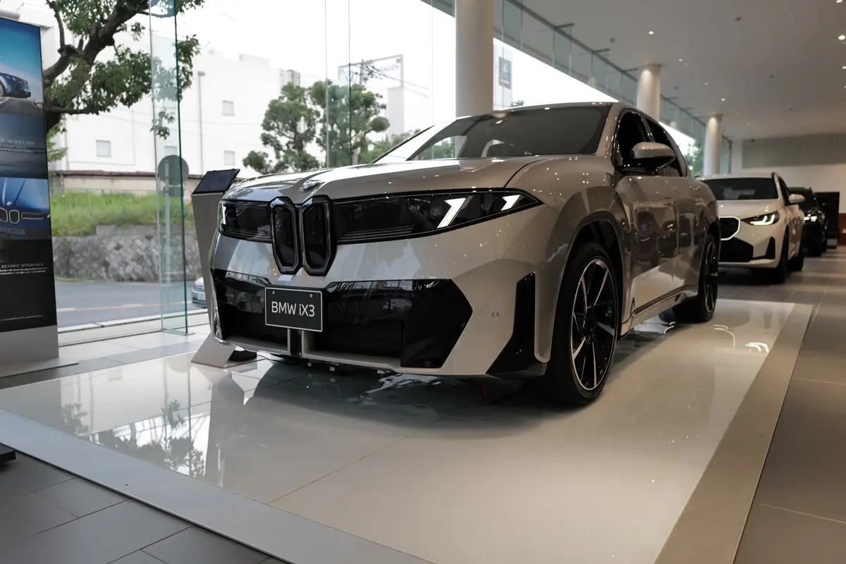 新型BMW iX3のエクステリア（グレー）〜フロントサイド