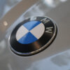 新型BMW iX3のエクステリア（グレー）〜エンブレム