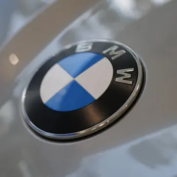 新型BMW iX3のエクステリア（グレー）〜エンブレム