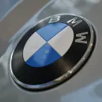 新型BMW iX3のエクステリア（グレー）〜エンブレム