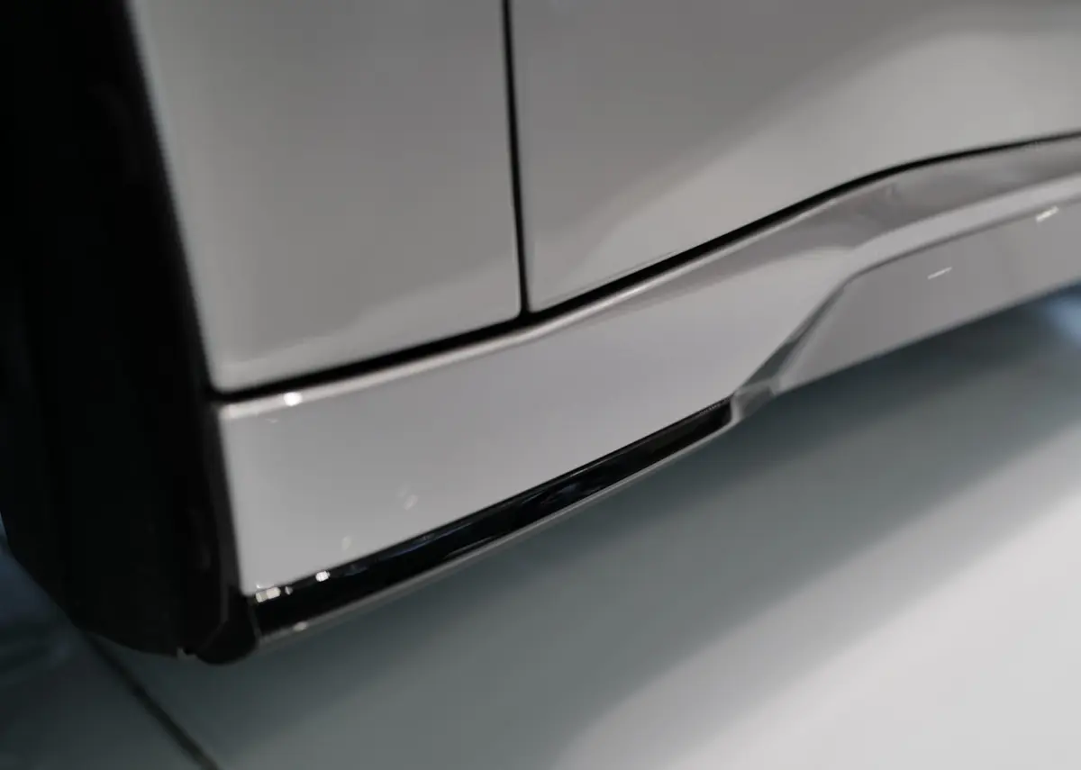 新型BMW iX3のエクステリア（グレー）〜サイドアンダー