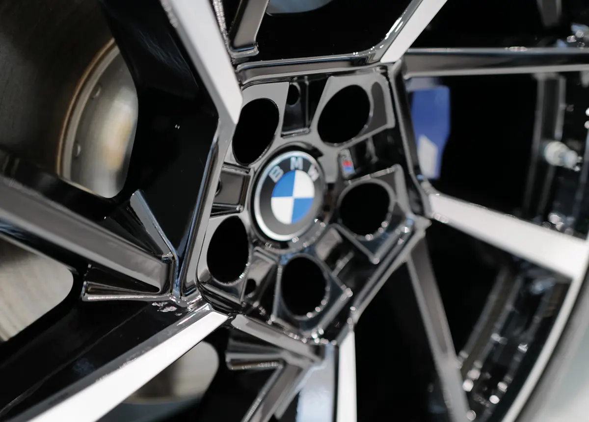 新型BMW iX3のエクステリア（グレー）〜ホイール